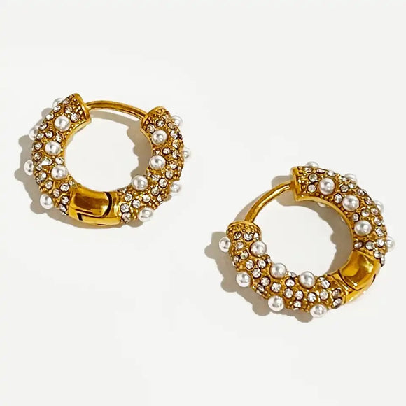 BETZY PEARL CHUNKY HOGGIE EARRINGS